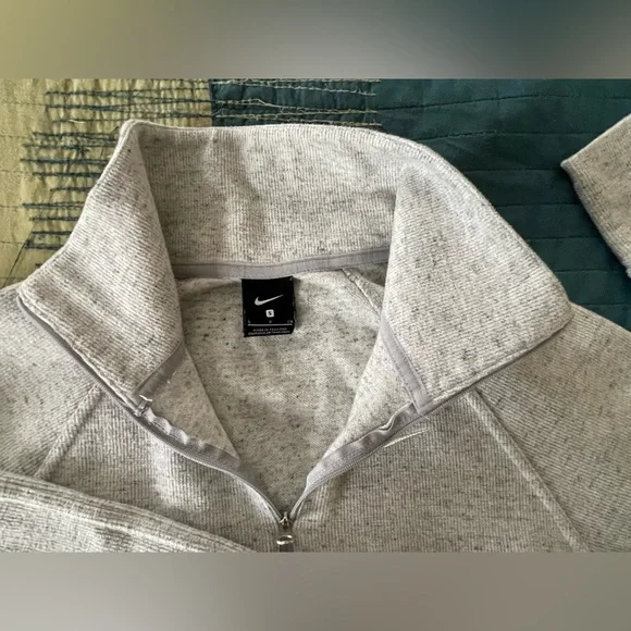 Super cute and functional grey 🩶 Nike sweater - Picture 1 of 6